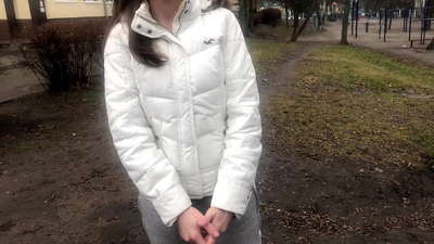 සල්ලි උරා බොන ආගන්තුකයෙක්. රුසියානු ආධුනික. කතා කිරීම සමඟ.